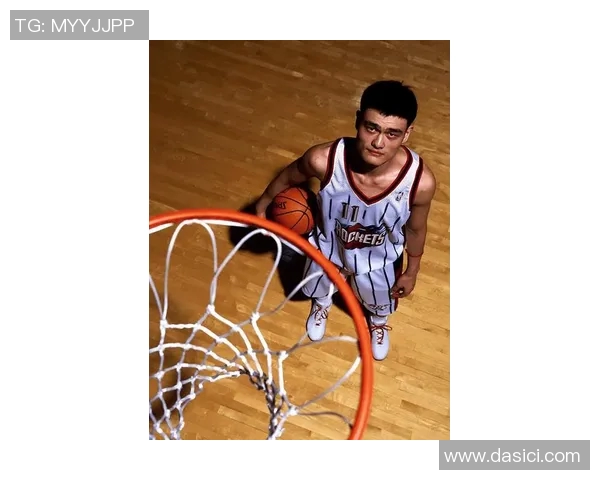 姚明的背影在PS艺术中绽放光彩，展现篮球巨星的独特魅力与深情瞬间